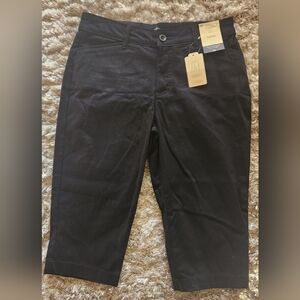 NWT Women's St. John's Bay Capri's, size 6P